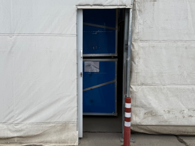 Slankiojančios durys tentiniam angarui