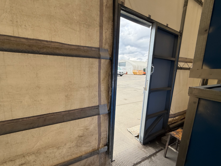 Slankiojančios durys tentiniam angarui