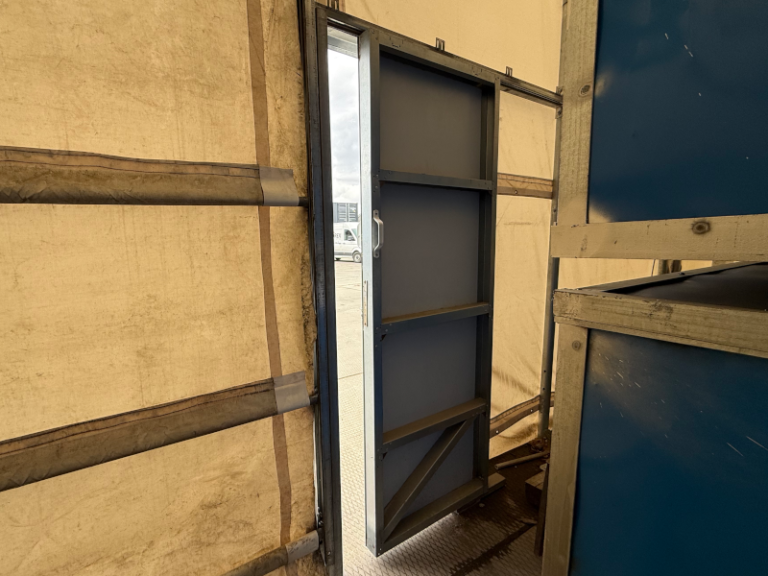 Slankiojančios durys tentiniam angarui