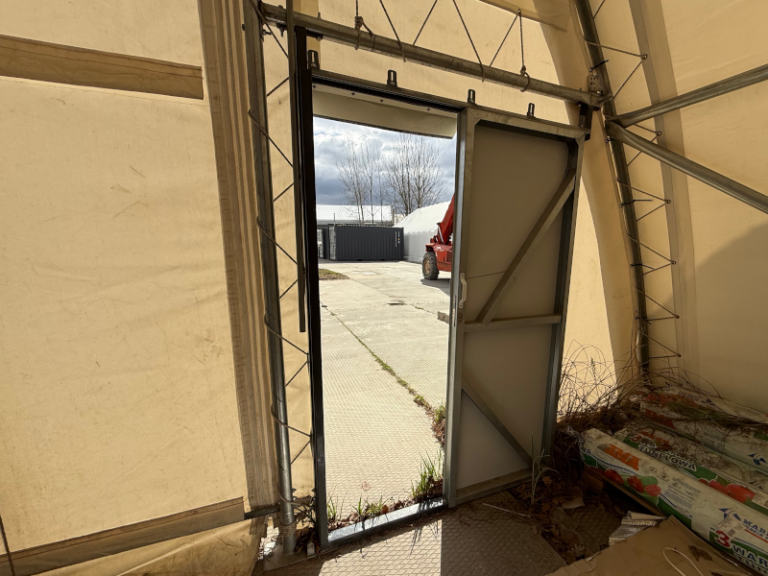 Slankiojančios durys tentiniam angarui