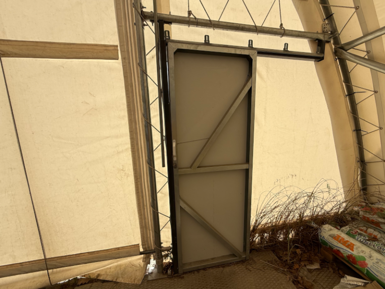 Slankiojančios durys tentiniam angarui