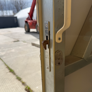 Slankiojančios durys tentiniam angarui