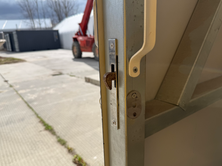 Slankiojančios durys tentiniam angarui