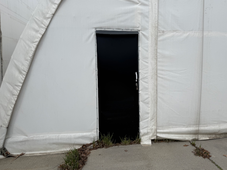 Slankiojančios durys tentiniam angarui