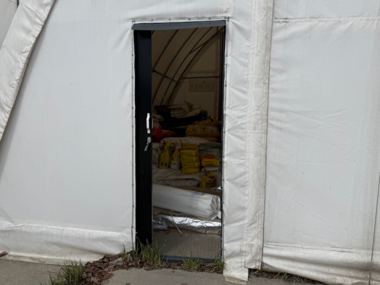 Slankiojančios durys tentiniam angarui